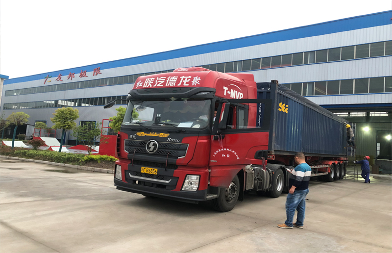 出口到古巴的極限運動設(shè)施正在裝箱外運